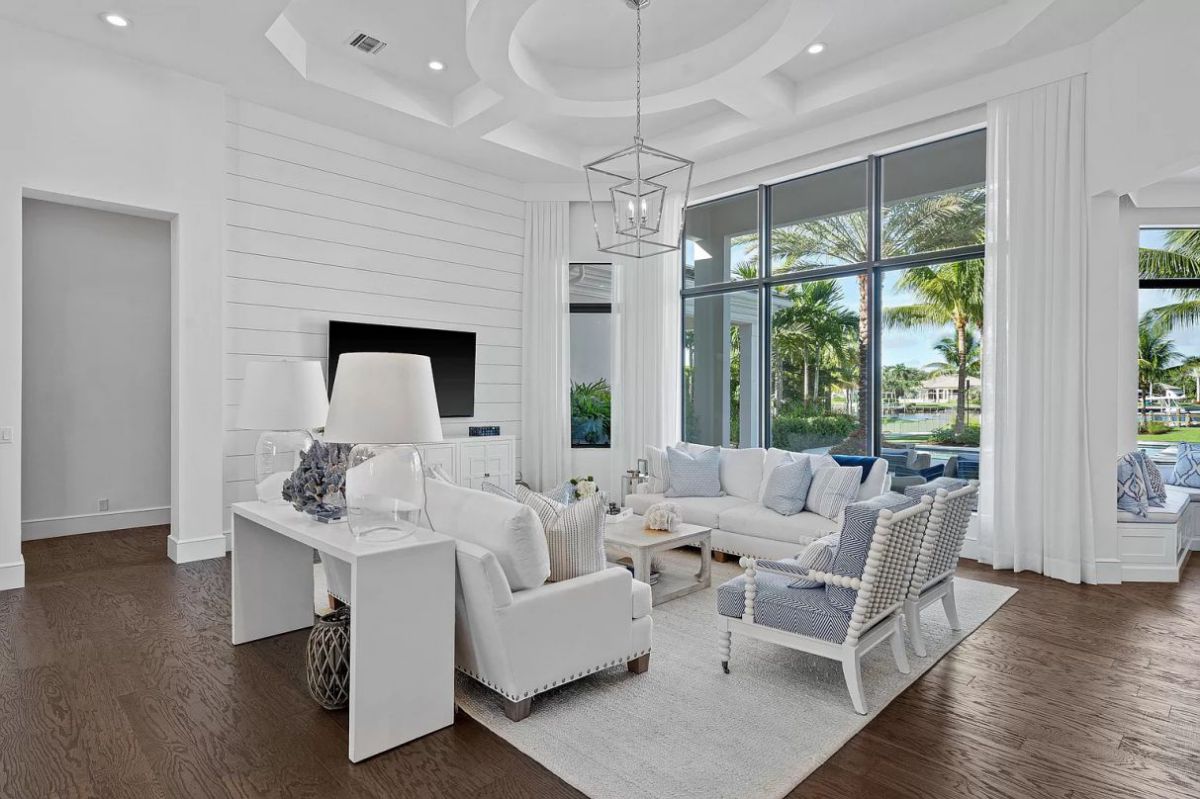 Gorgeous-Waterfront-Home-in-Palm-Beach-for-Sale-34