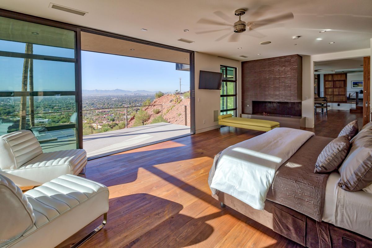 Magnificent-Contemporary-Glass-Home-in-Phoenix-for-Sale-1