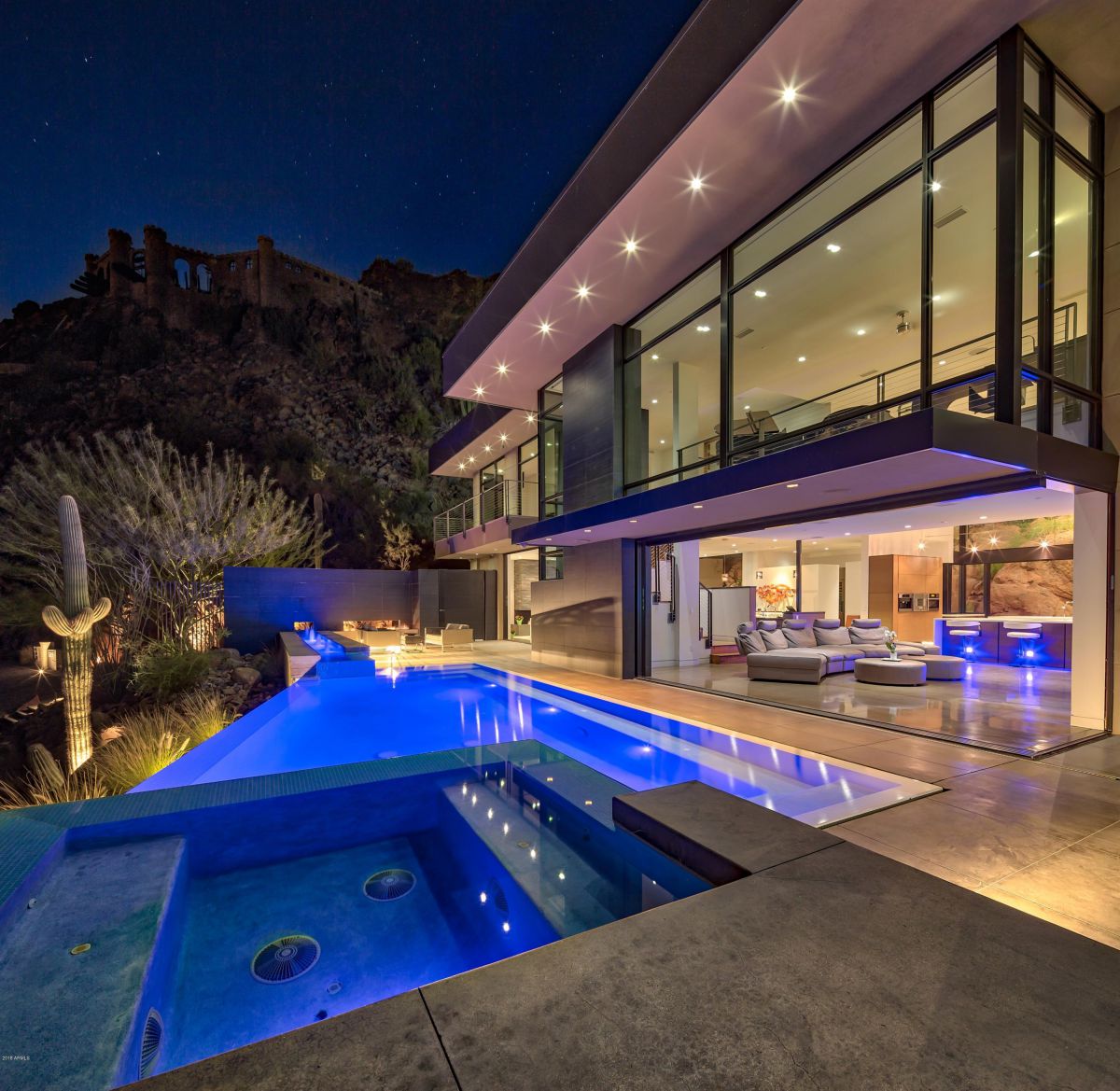 Magnificent-Contemporary-Glass-Home-in-Phoenix-for-Sale-11