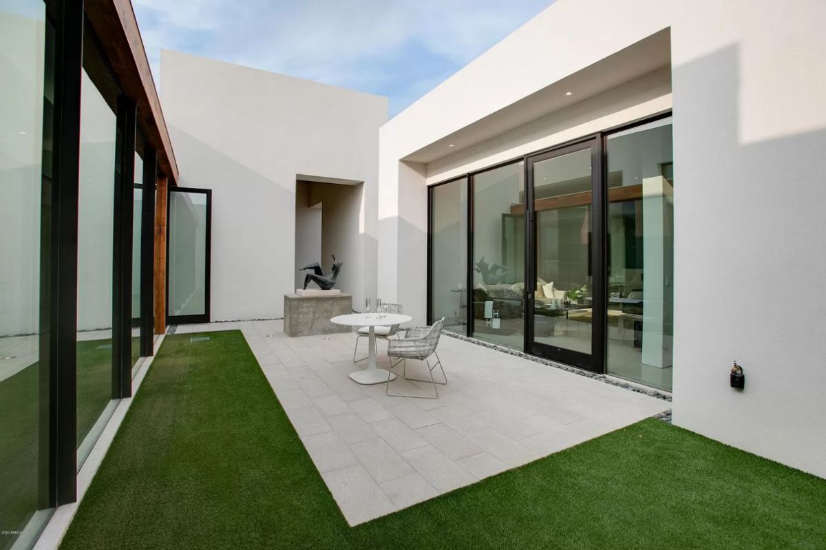 New-Contemporary-Home-in-Paradise-Valley-for-Rent-19