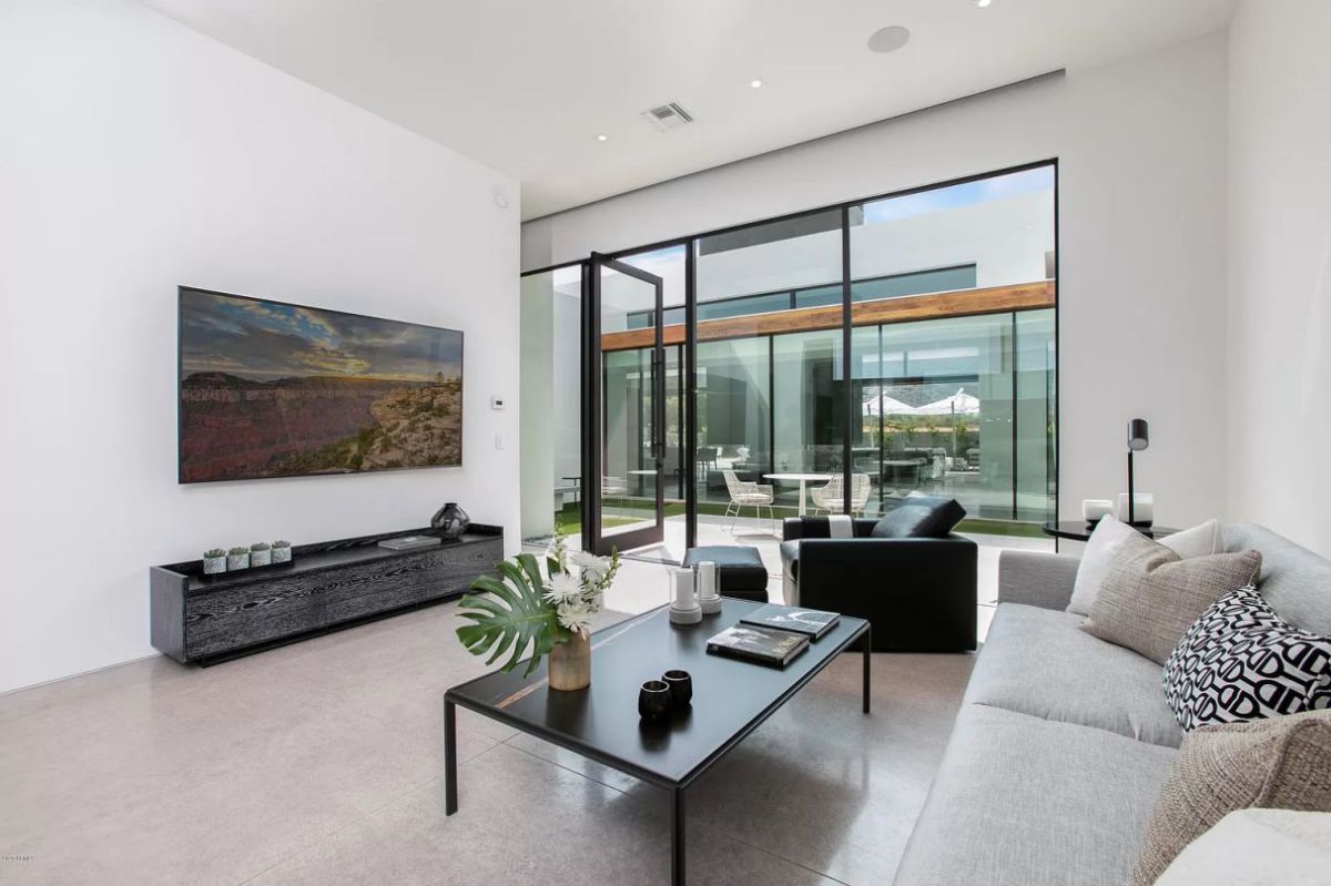 New-Contemporary-Home-in-Paradise-Valley-for-Rent-37