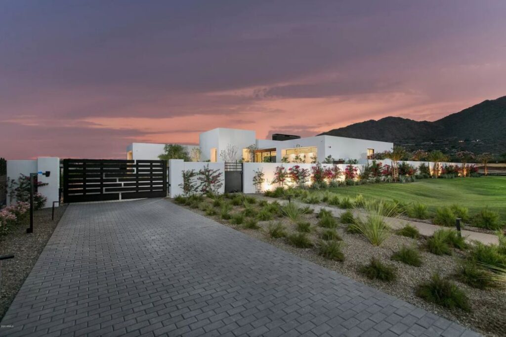 New Contemporary Home in Paradise Valley for Rent
