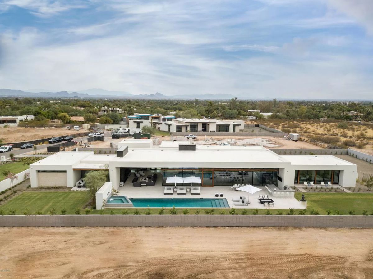 New-Contemporary-Home-in-Paradise-Valley-for-Rent-5