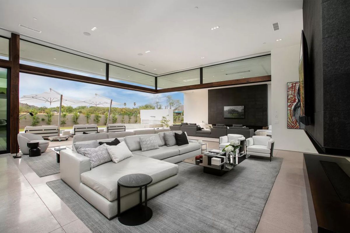 New-Contemporary-Home-in-Paradise-Valley-for-Rent-8