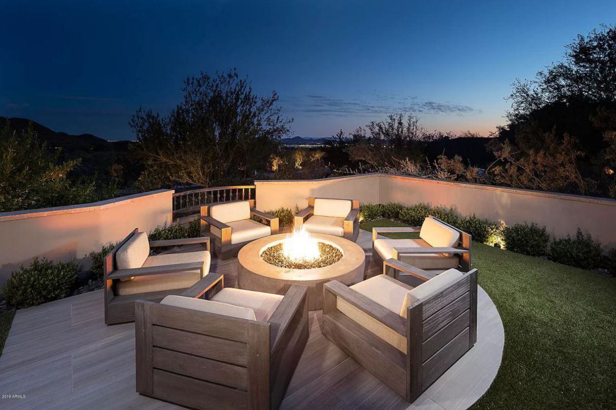 Iconic Silverleaf Estate with Modern Style and Stunning Views in Arizona