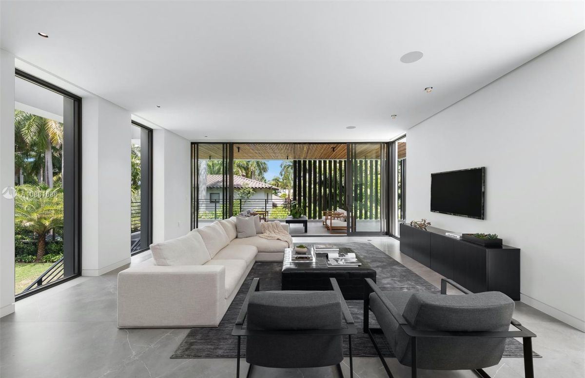 Superbly-Modern-Smart-Home-for-Sale-in-Miami-Florida-13