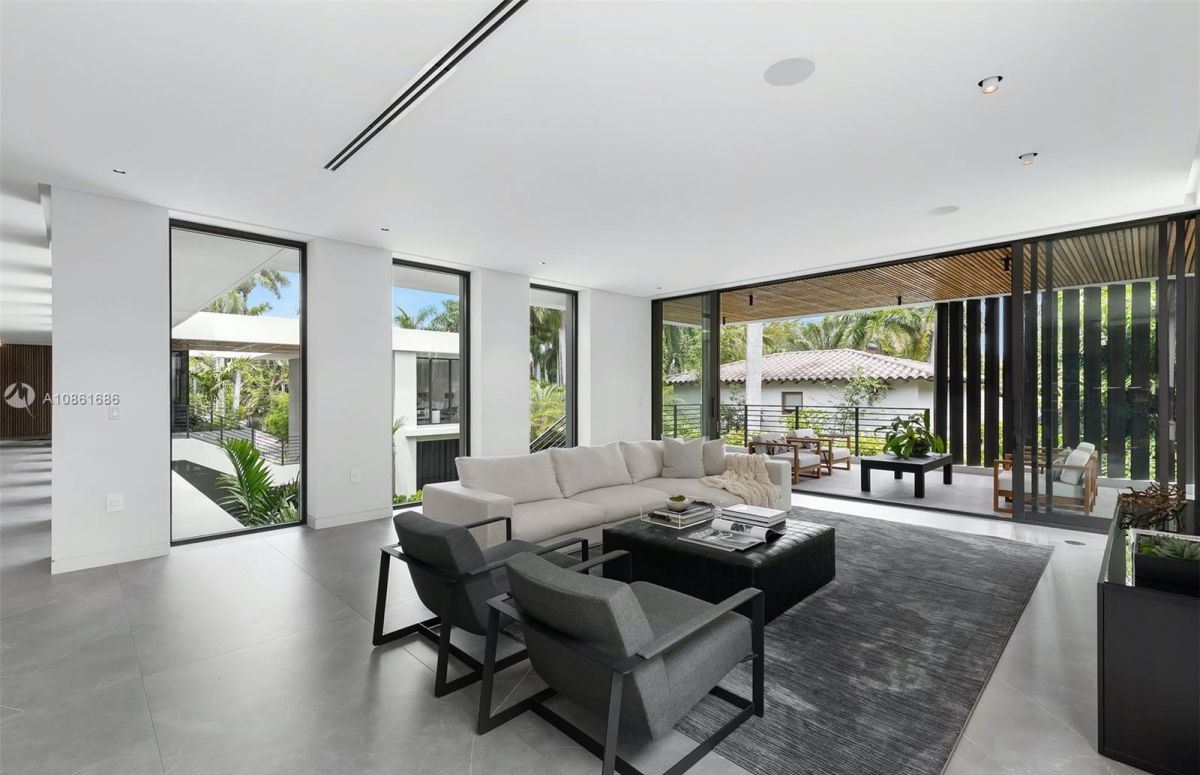 Superbly-Modern-Smart-Home-for-Sale-in-Miami-Florida-29