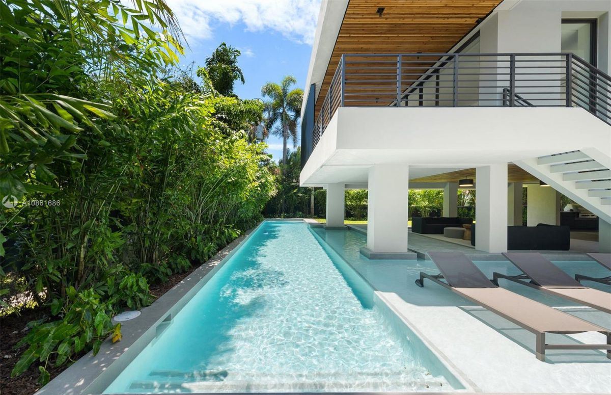 Superbly-Modern-Smart-Home-for-Sale-in-Miami-Florida-3