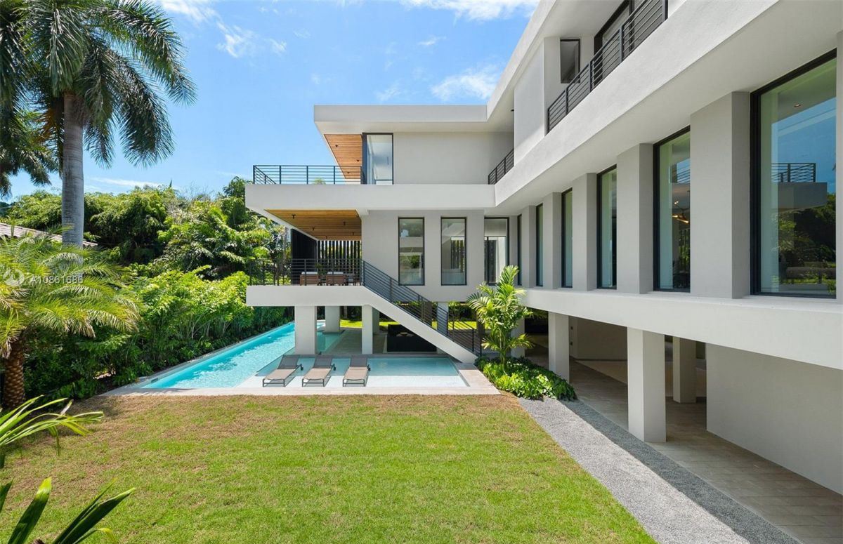 Superbly-Modern-Smart-Home-for-Sale-in-Miami-Florida-4