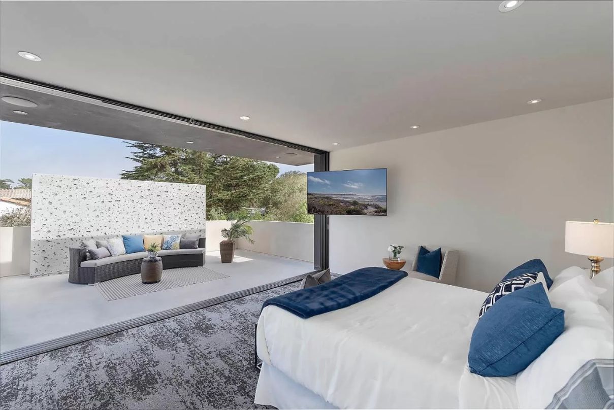 A-4688000-Pebble-Beach-Home-for-Sale-Features-Modern-Spaces-11