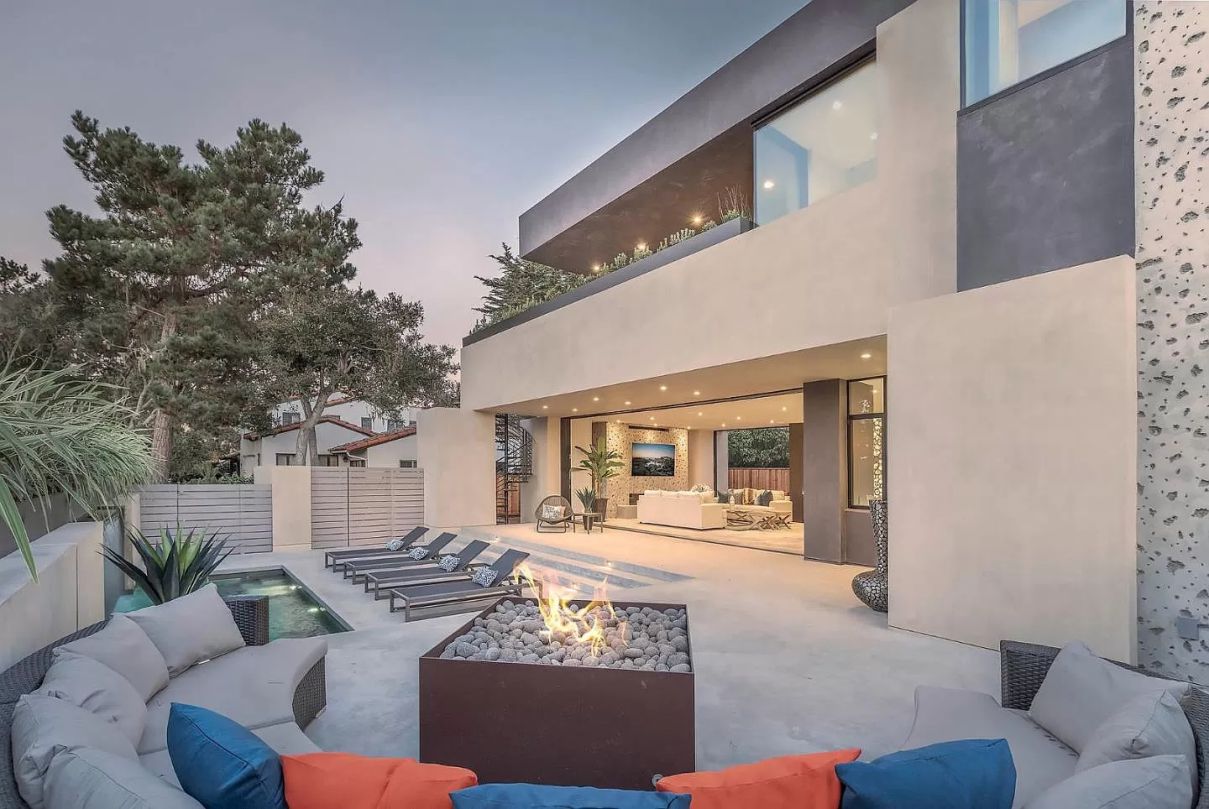 A-4688000-Pebble-Beach-Home-for-Sale-Features-Modern-Spaces-12