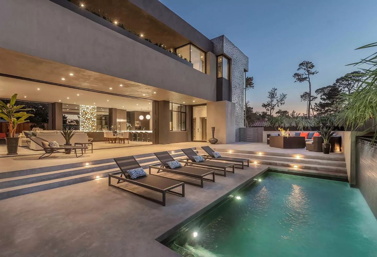A-4688000-Pebble-Beach-Home-for-Sale-Features-Modern-Spaces-14