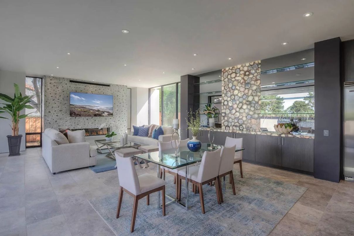 A-4688000-Pebble-Beach-Home-for-Sale-Features-Modern-Spaces-7