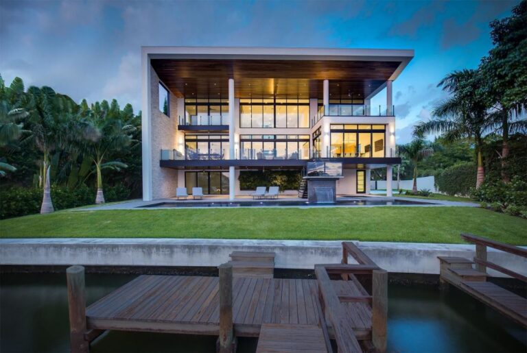 A Contemporary Waterfront Home for Sale in Sarasota at $8,900,000