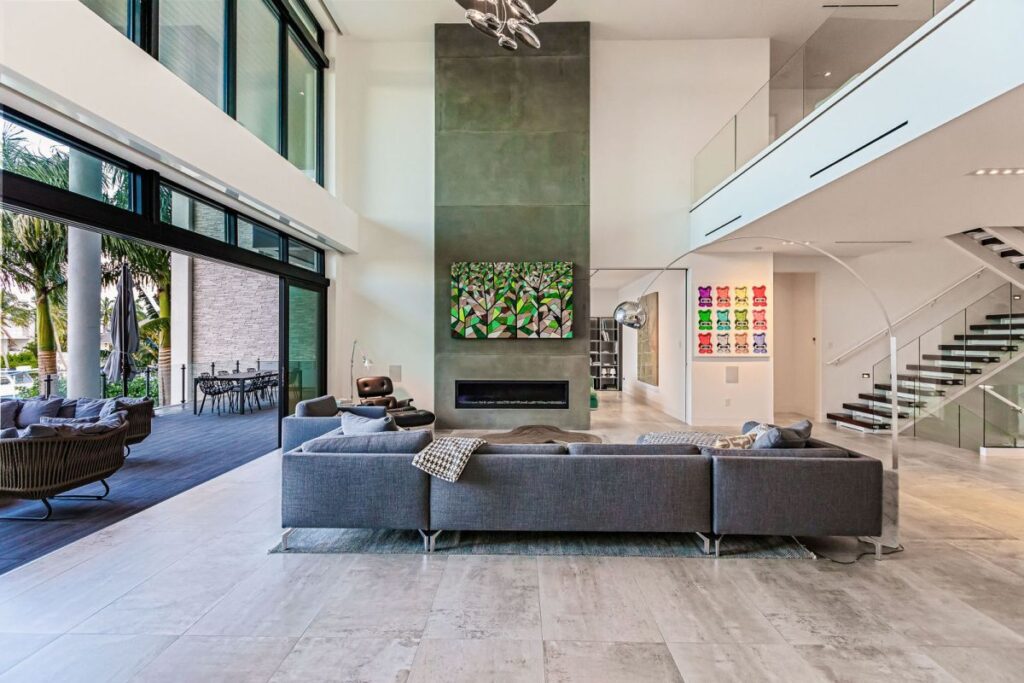 A Contemporary Waterfront Home for Sale in Sarasota