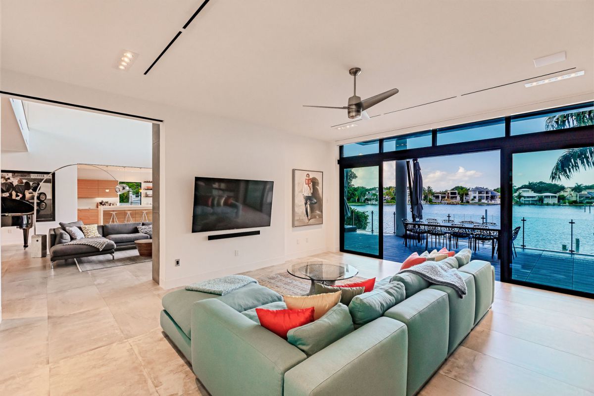 A-Contemporary-Waterfront-Home-for-Sale-in-Sarasota-at-8900000-17