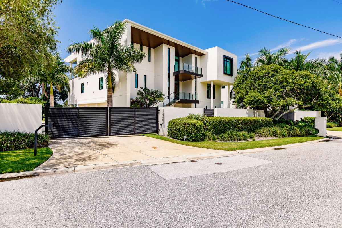 A-Contemporary-Waterfront-Home-for-Sale-in-Sarasota-at-8900000-4