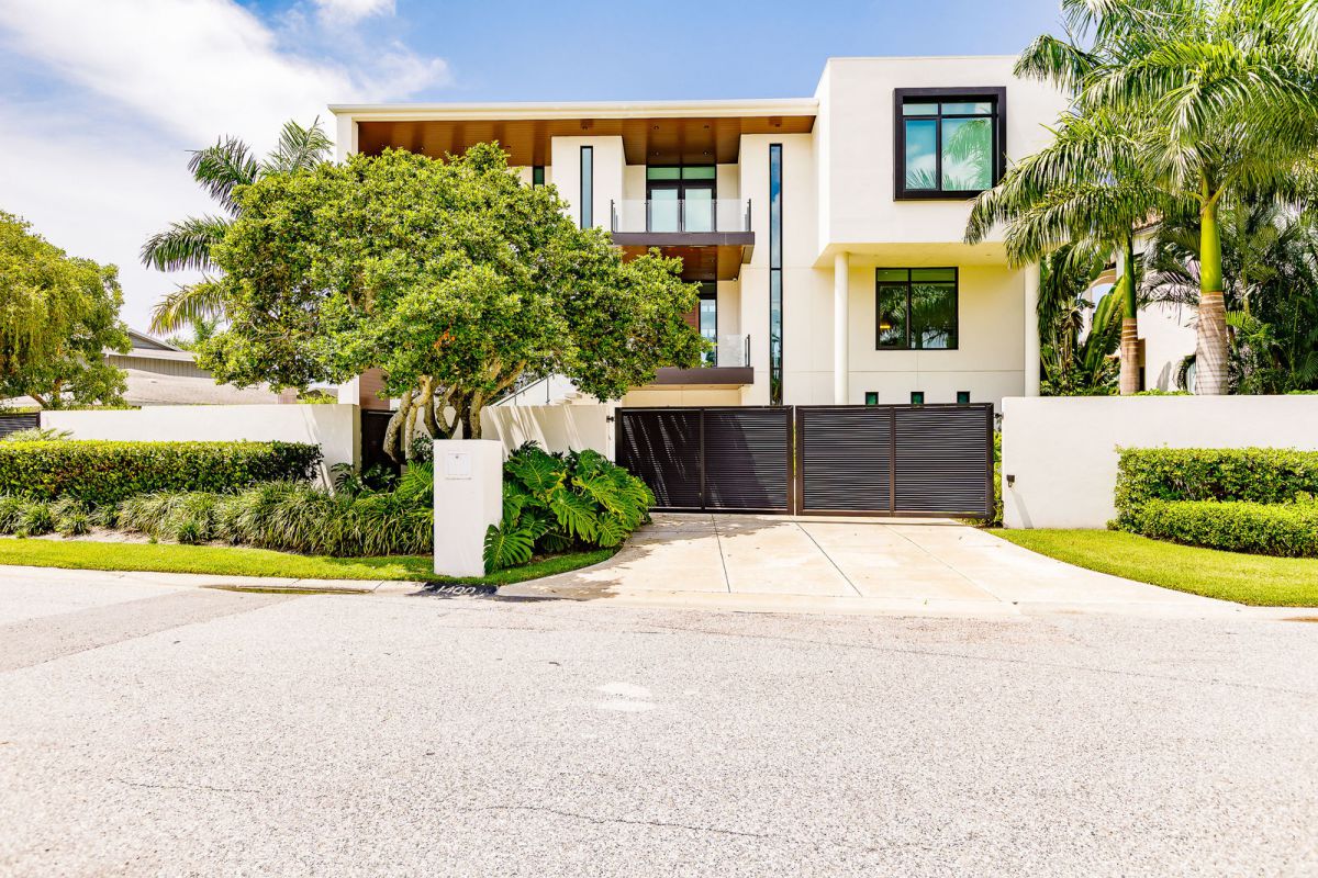 A-Contemporary-Waterfront-Home-for-Sale-in-Sarasota-at-8900000-5