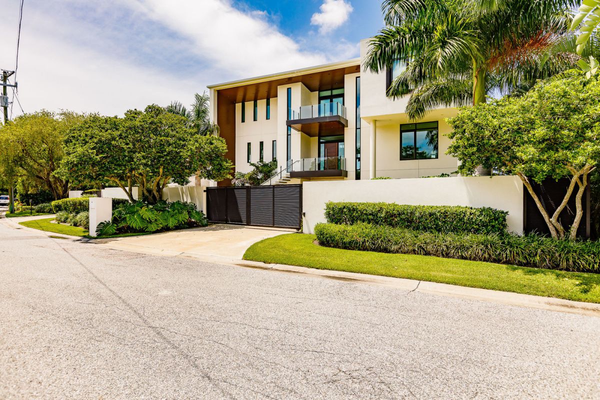 A-Contemporary-Waterfront-Home-for-Sale-in-Sarasota-at-8900000-6