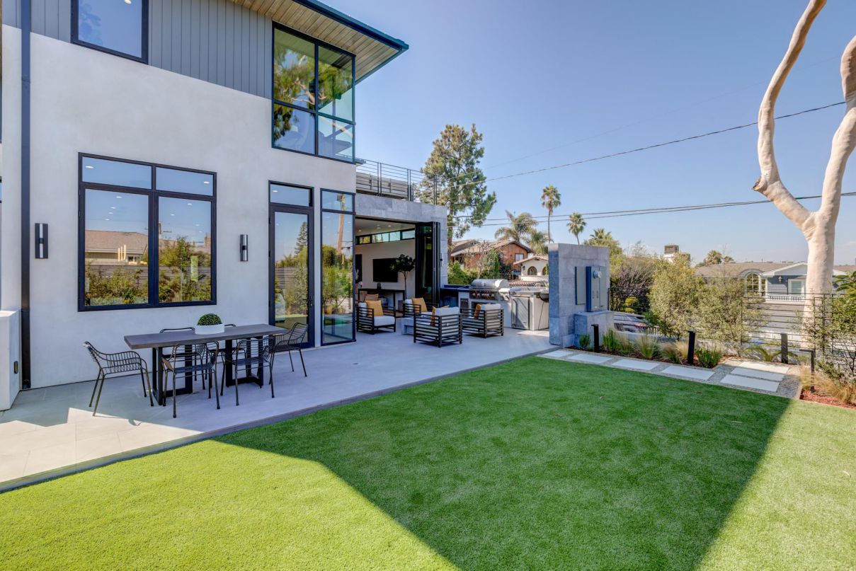 A-Custom-Home-for-Sale-in-Manhattan-Beach-with-Asking-Price-7600000-1