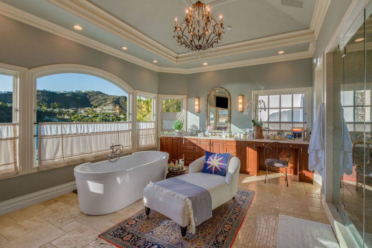 A-Fantastic-Transitional-Home-in-Pacific-Palisades-sells-for-11500000-13