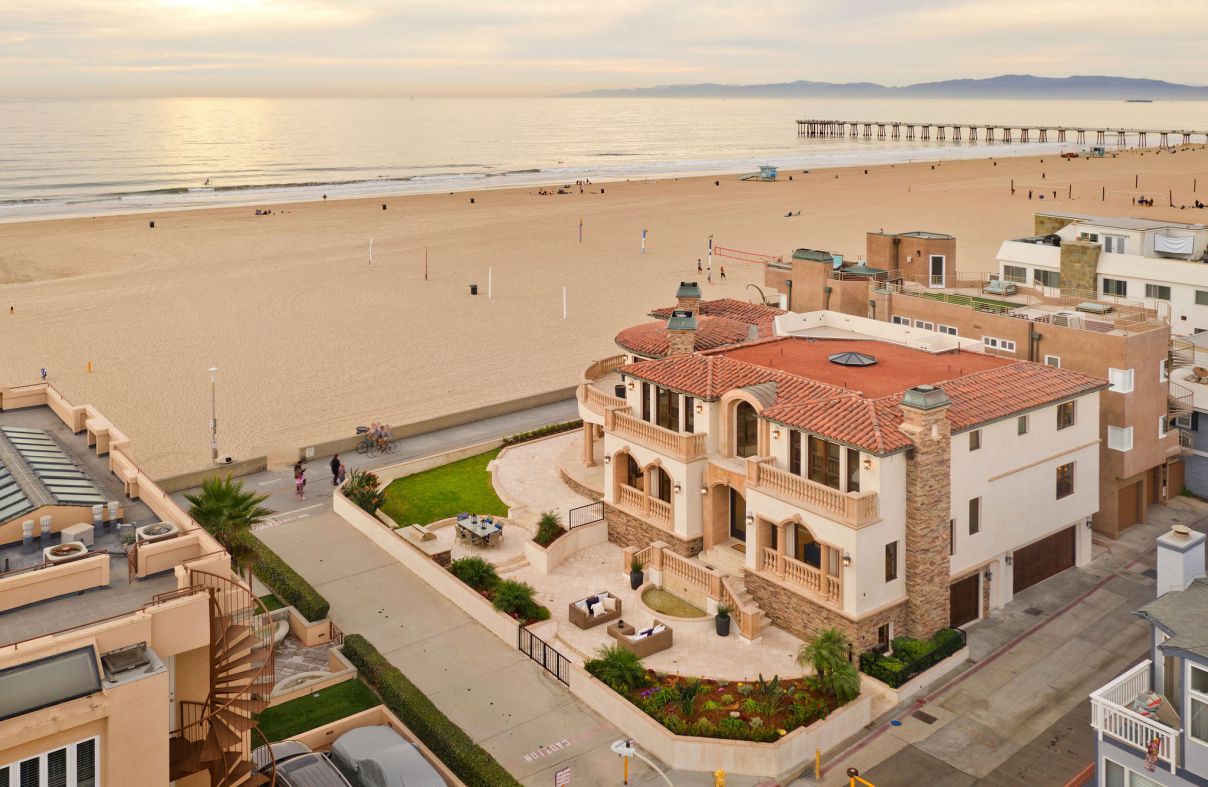 A-Magnificent-Coastal-Home-for-Sale-in-Hermosa-Beach-at-22900000-7