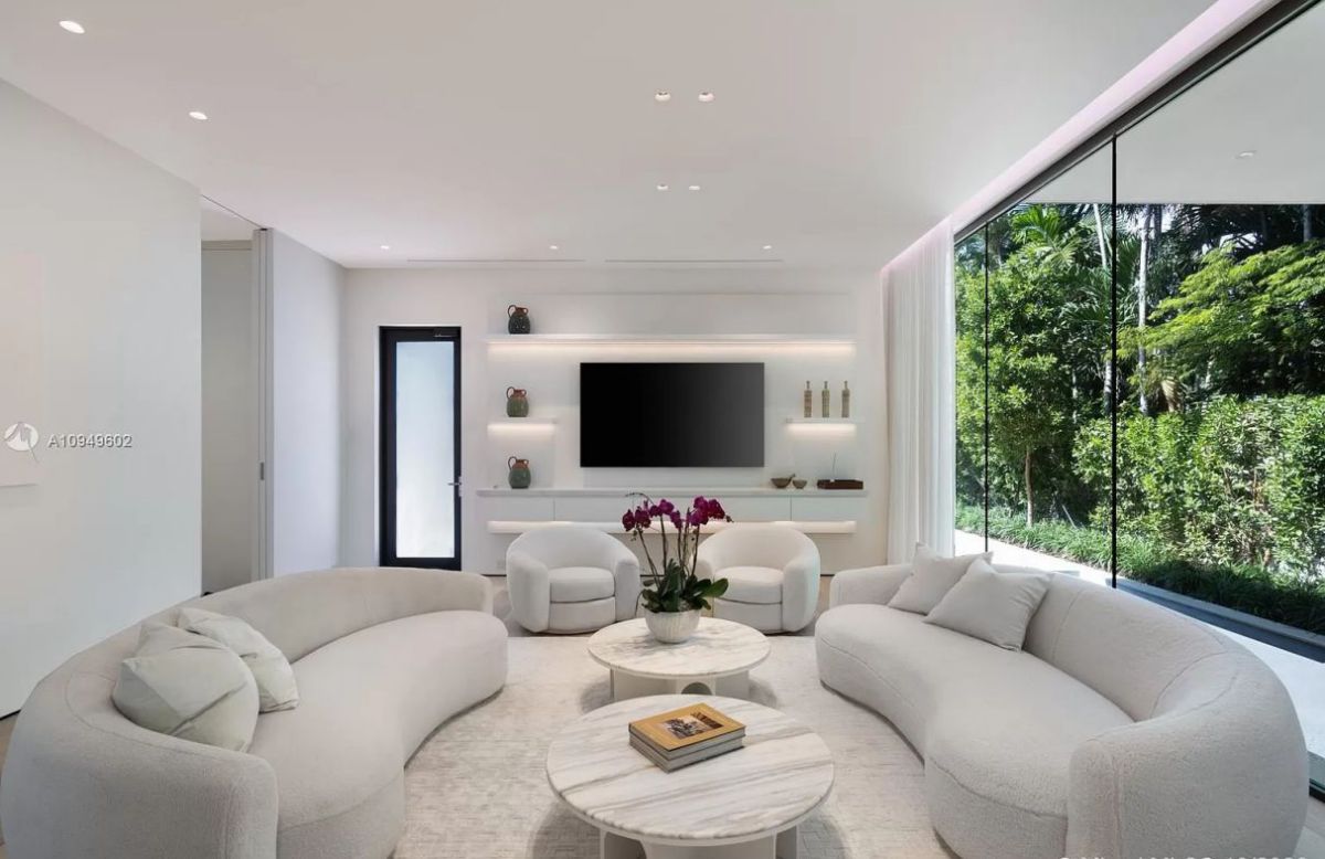 A-Sophisticated-Modern-Home-for-Sale-in-Miami-Beach-14995000-18