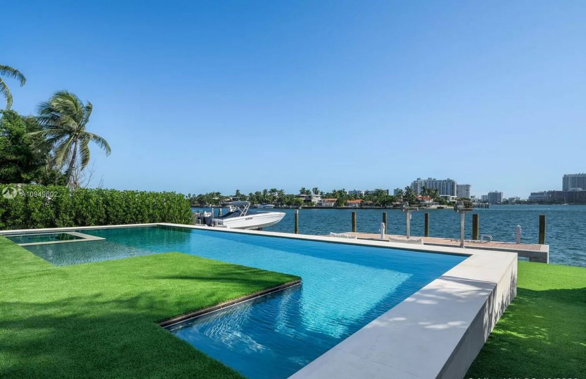 A-Sophisticated-Modern-Home-for-Sale-in-Miami-Beach-14995000-19