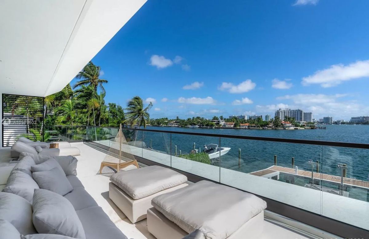 A-Sophisticated-Modern-Home-for-Sale-in-Miami-Beach-14995000-20