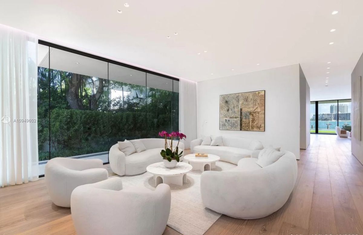 A-Sophisticated-Modern-Home-for-Sale-in-Miami-Beach-14995000-22