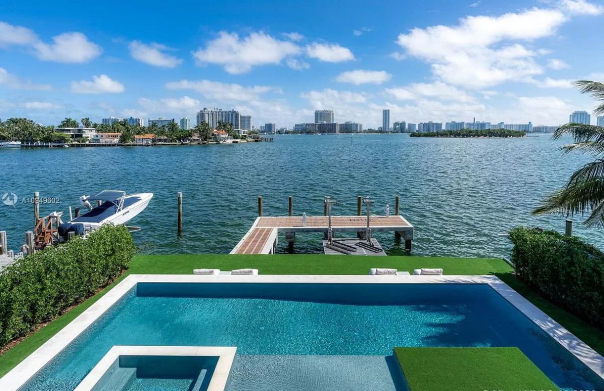 A-Sophisticated-Modern-Home-for-Sale-in-Miami-Beach-14995000-24