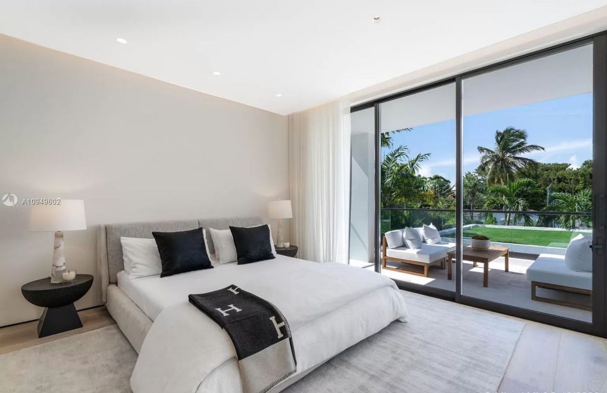 A-Sophisticated-Modern-Home-for-Sale-in-Miami-Beach-14995000-3