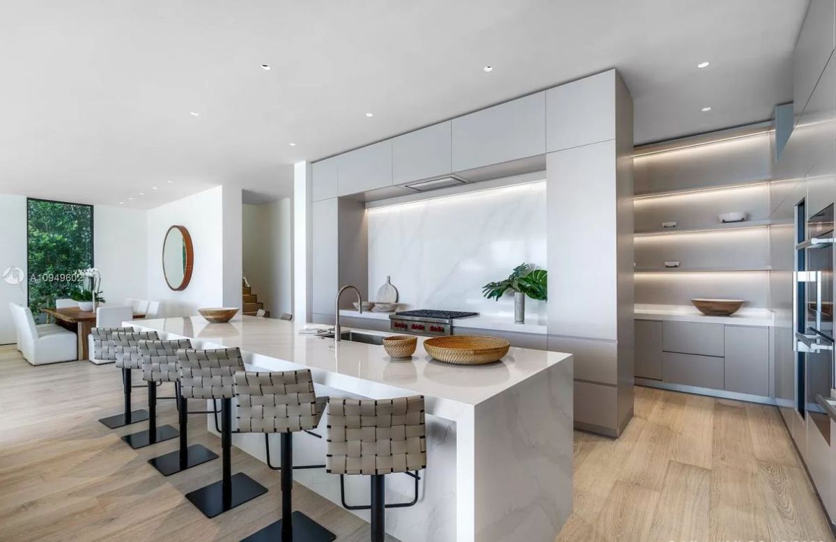 A-Sophisticated-Modern-Home-for-Sale-in-Miami-Beach-14995000-6