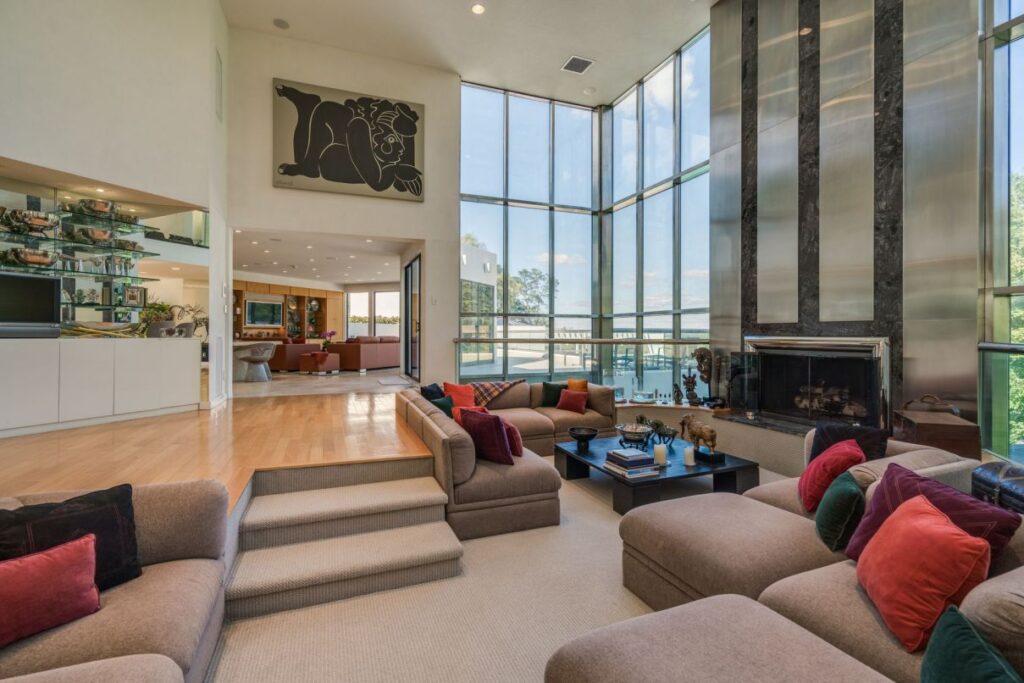 A Waterview Contemporary Home in New York for Sale