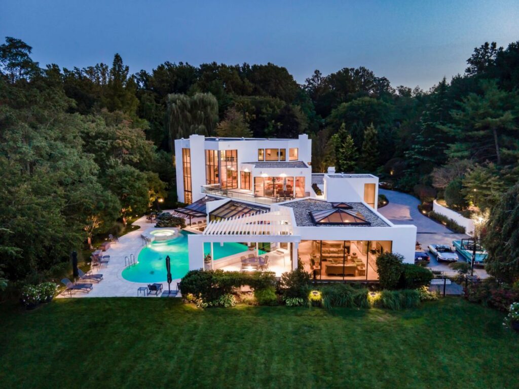 A Waterview Contemporary Home in New York for Sale
