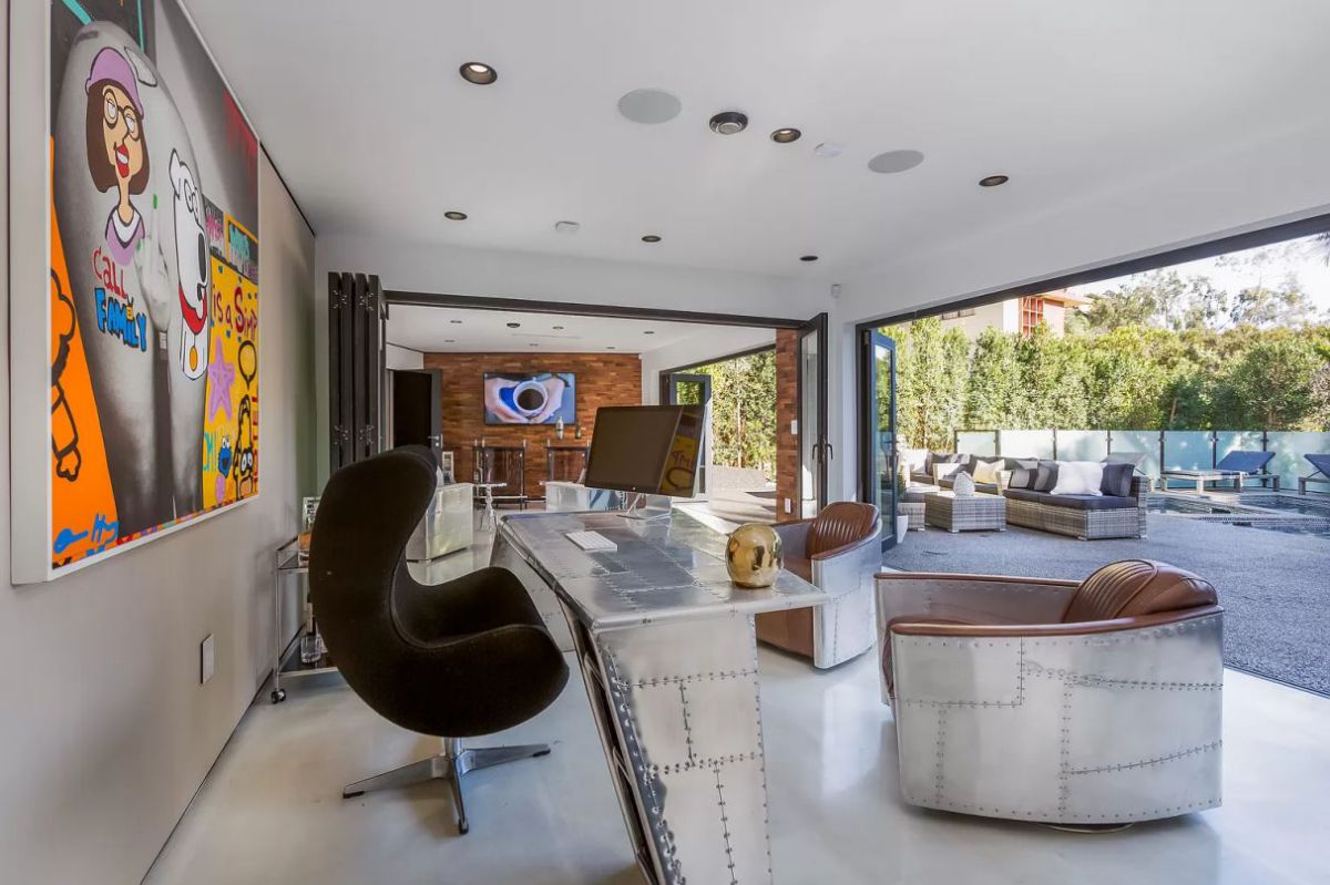 An-Architectural-Home-in-Los-Angeles-for-Rent-at-35000-per-Month-15