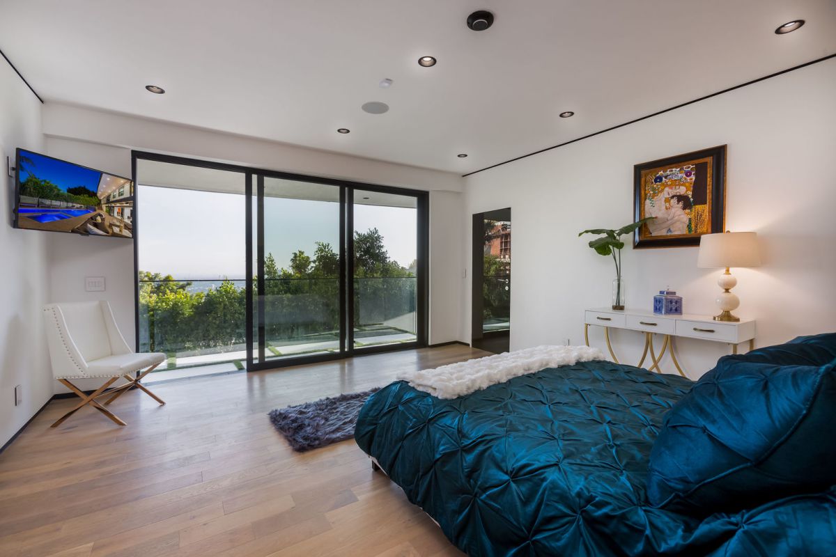 An-Architectural-Home-in-Los-Angeles-for-Rent-at-35000-per-Month-25