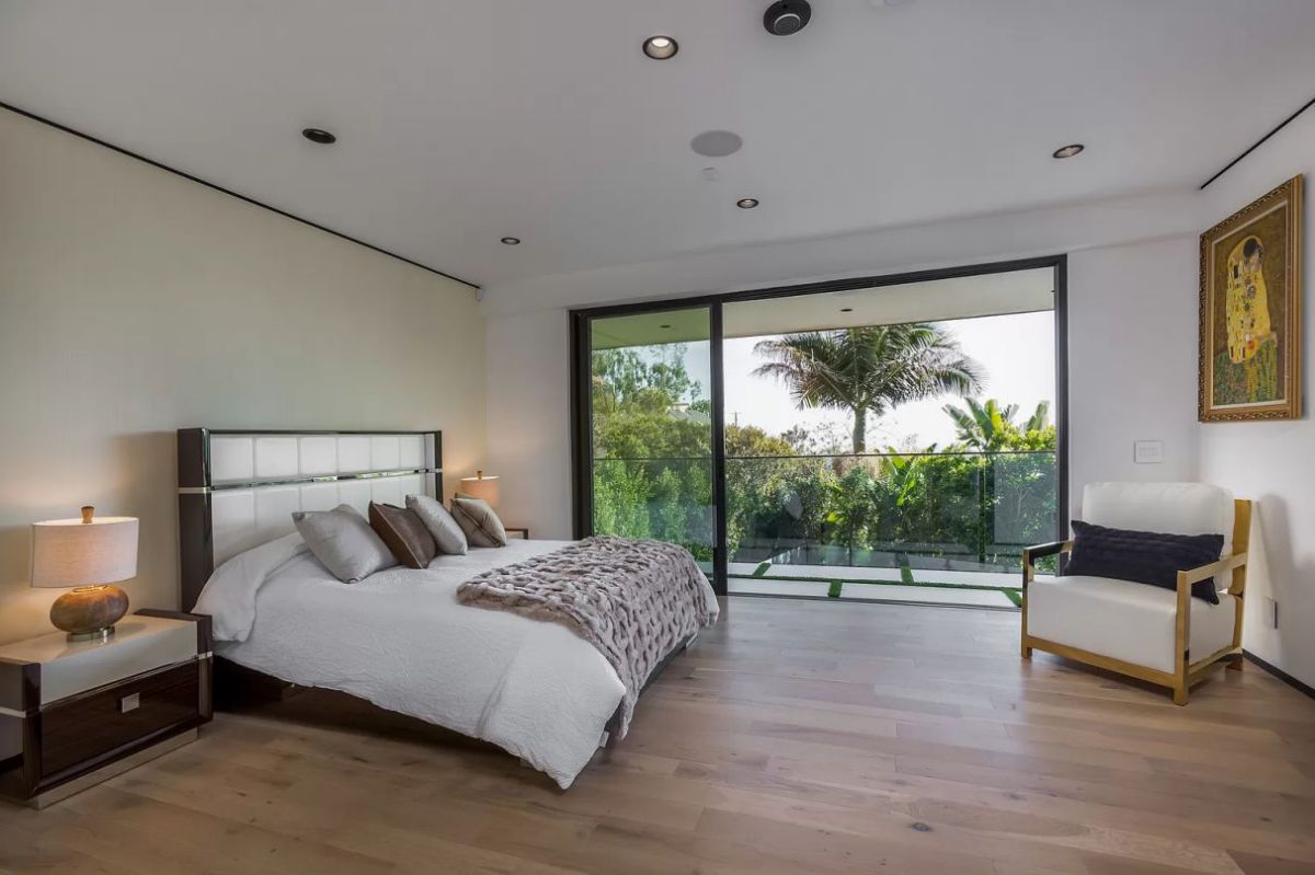 An-Architectural-Home-in-Los-Angeles-for-Rent-at-35000-per-Month-30