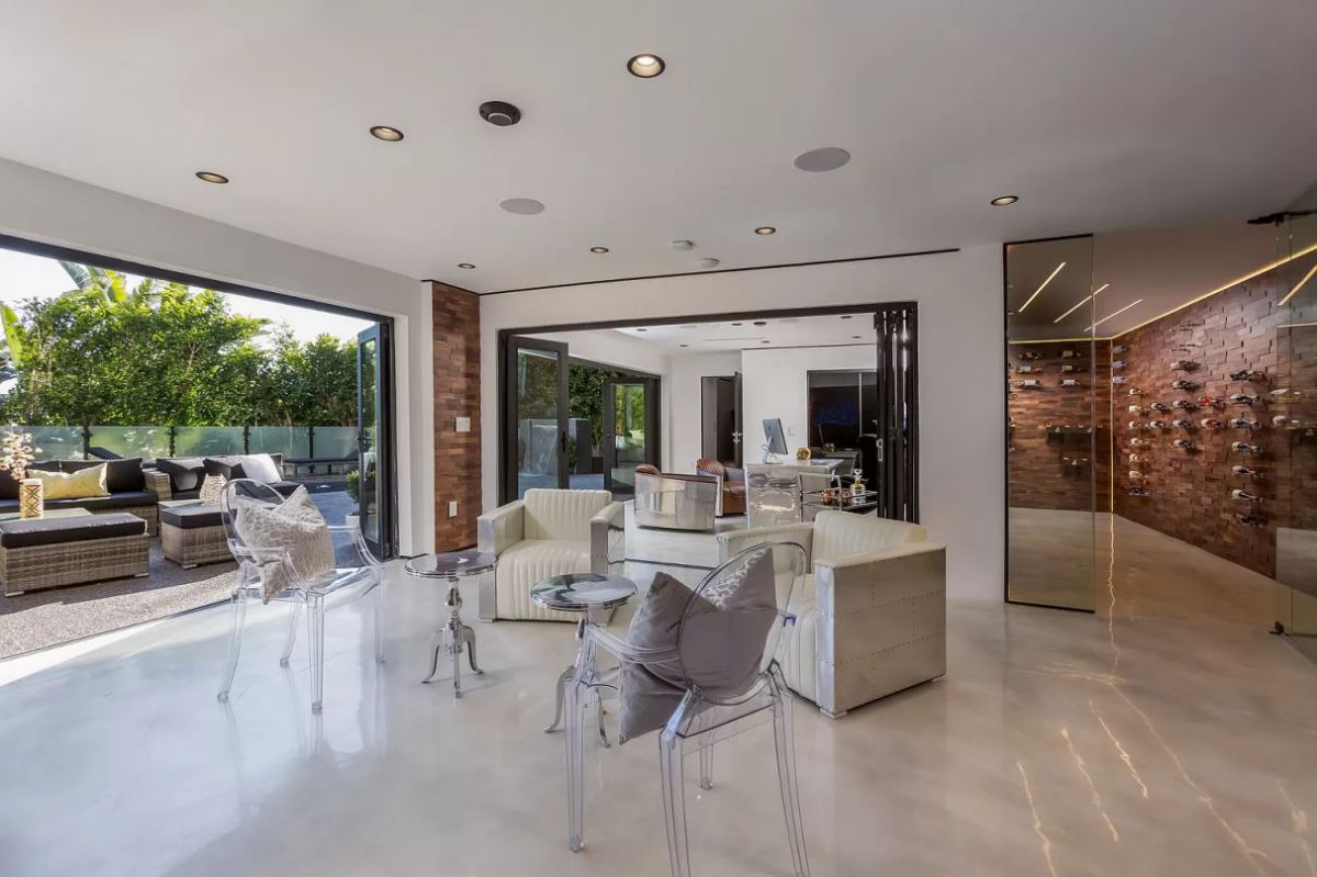 An-Architectural-Home-in-Los-Angeles-for-Rent-at-35000-per-Month-32