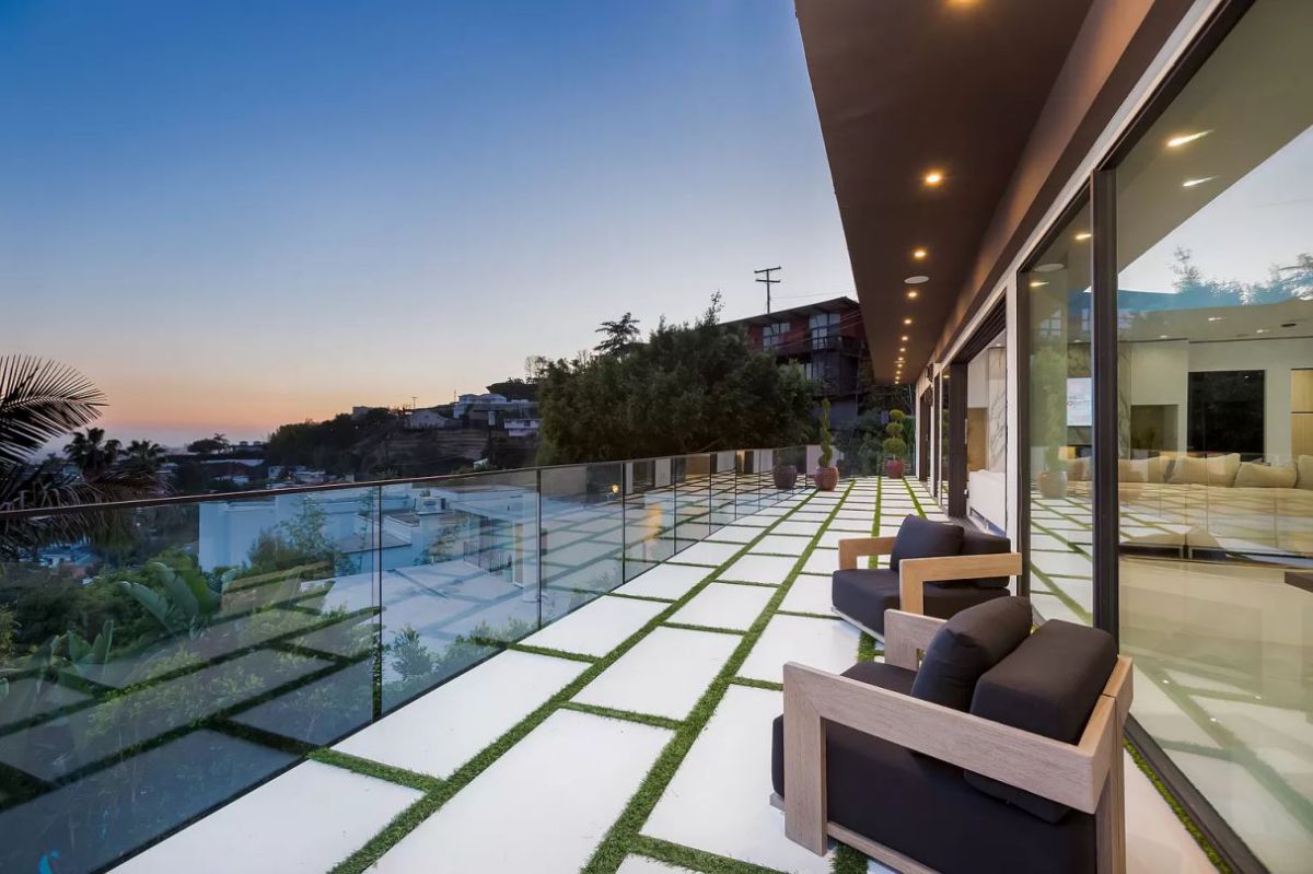 An-Architectural-Home-in-Los-Angeles-for-Rent-at-35000-per-Month-33
