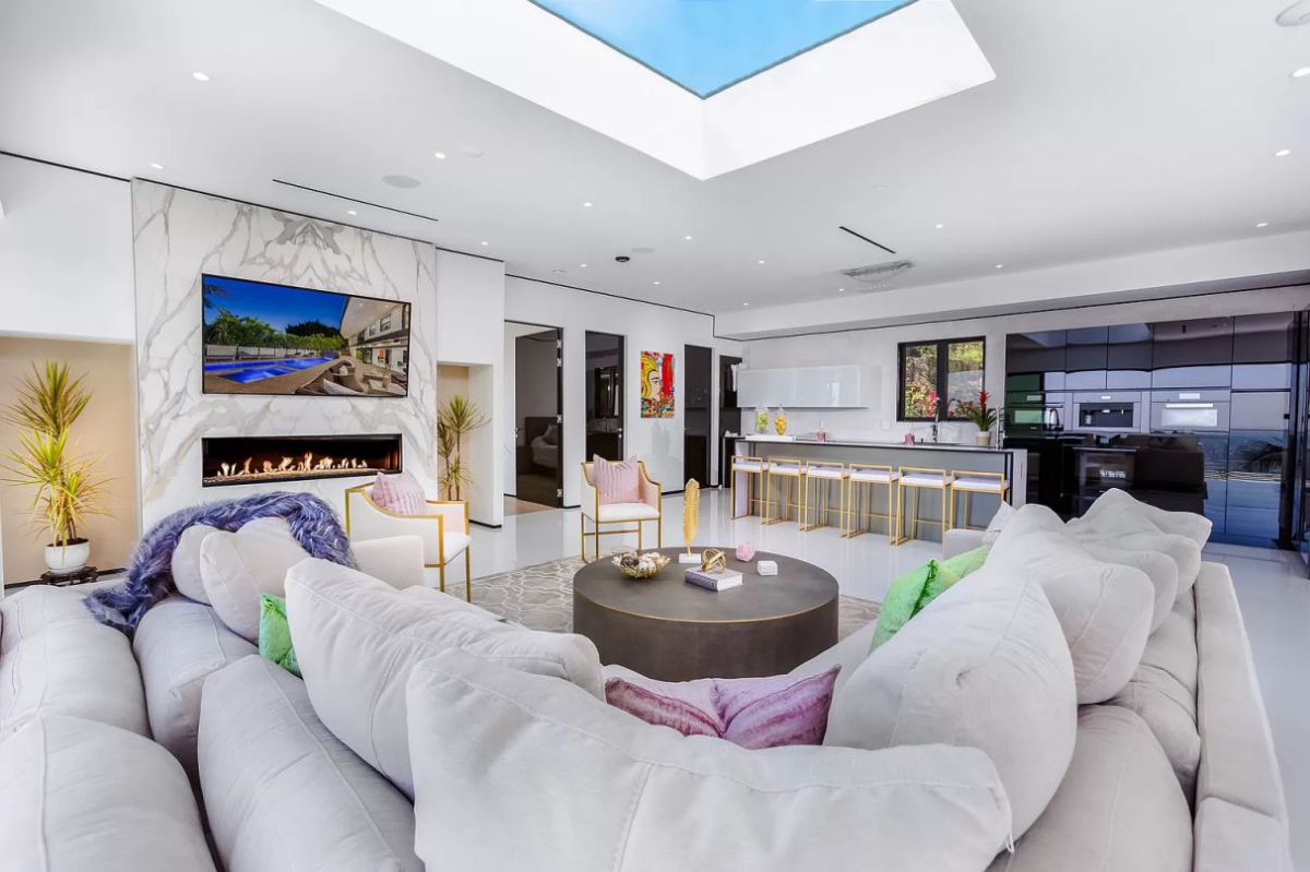 An-Architectural-Home-in-Los-Angeles-for-Rent-at-35000-per-Month-4