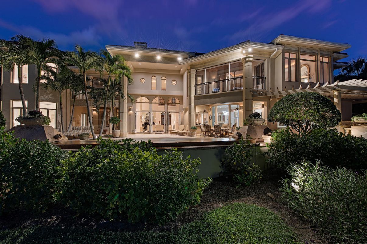 An-Impeccable-Shores-Home-for-sale-in-Naples-1