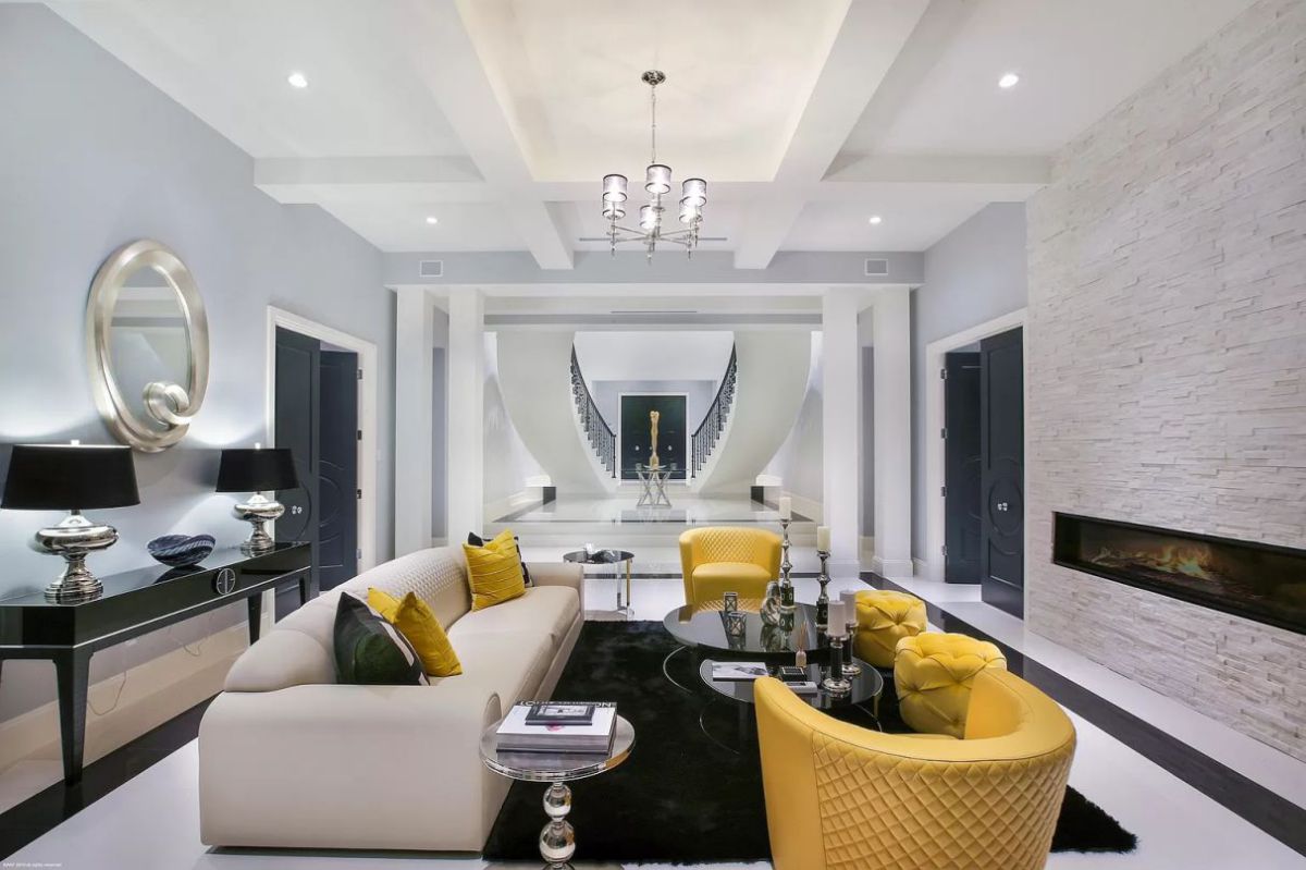 Grey tones go incredibly well with beige and yellow hues, as this bright, airy living room demonstrate. The homeowner combined a bold design that doesn't interfere with the room's lighter mood with a subtle shade of grey and metallic to let the highlights stand out.