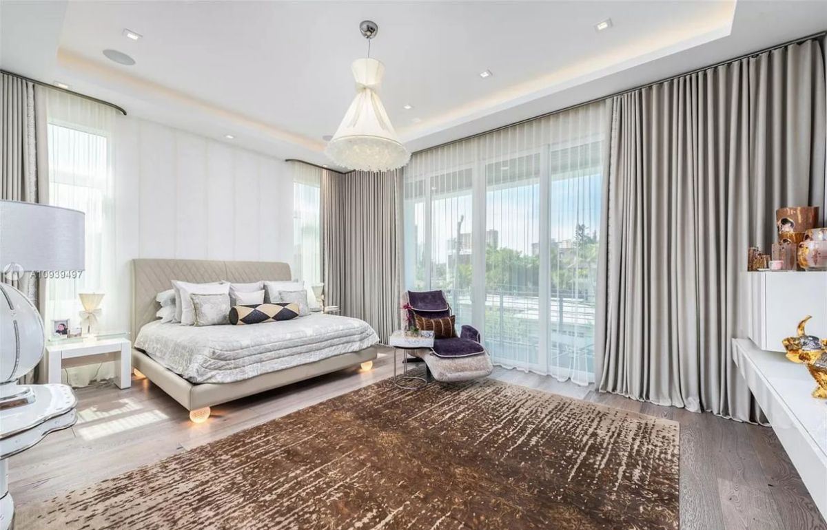 Chic-Sunny-Isles-Beach-Modern-Home-in-Florida-for-Sale-17