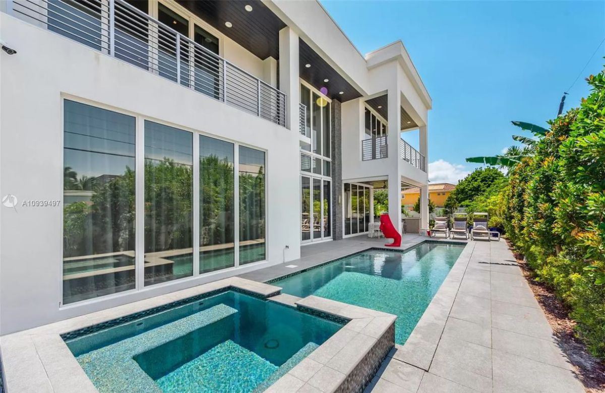 Chic-Sunny-Isles-Beach-Modern-Home-in-Florida-for-Sale-23