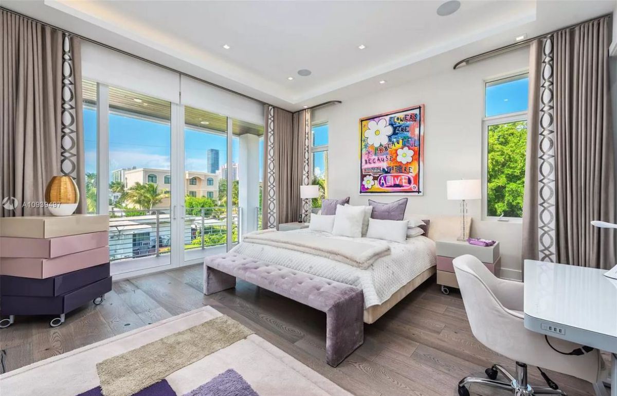 Chic-Sunny-Isles-Beach-Modern-Home-in-Florida-for-Sale-25