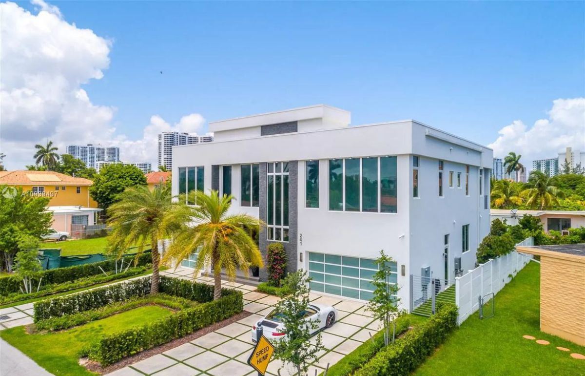 Chic-Sunny-Isles-Beach-Modern-Home-in-Florida-for-Sale-3