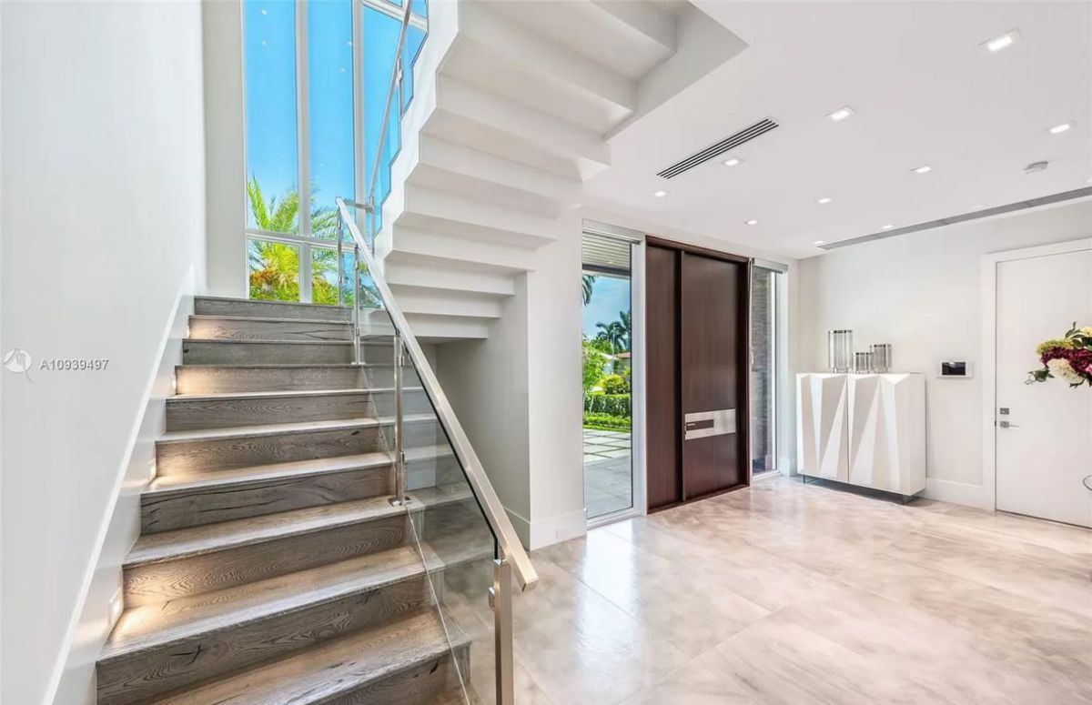 Chic-Sunny-Isles-Beach-Modern-Home-in-Florida-for-Sale-5