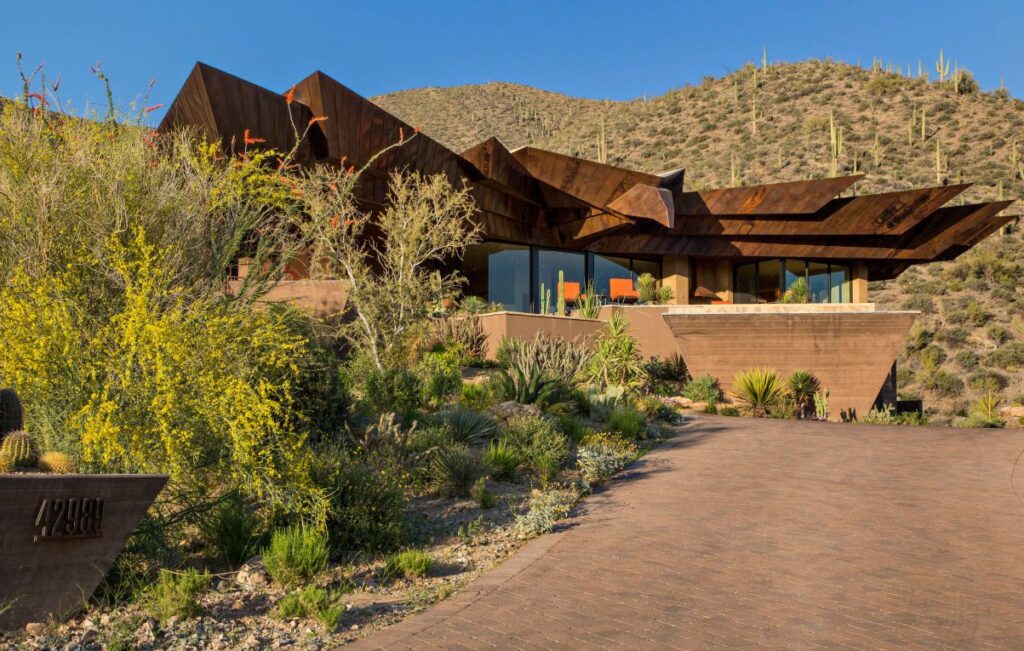 Hawks Nest Contemporary Home in Arizona by Shelby Wilson