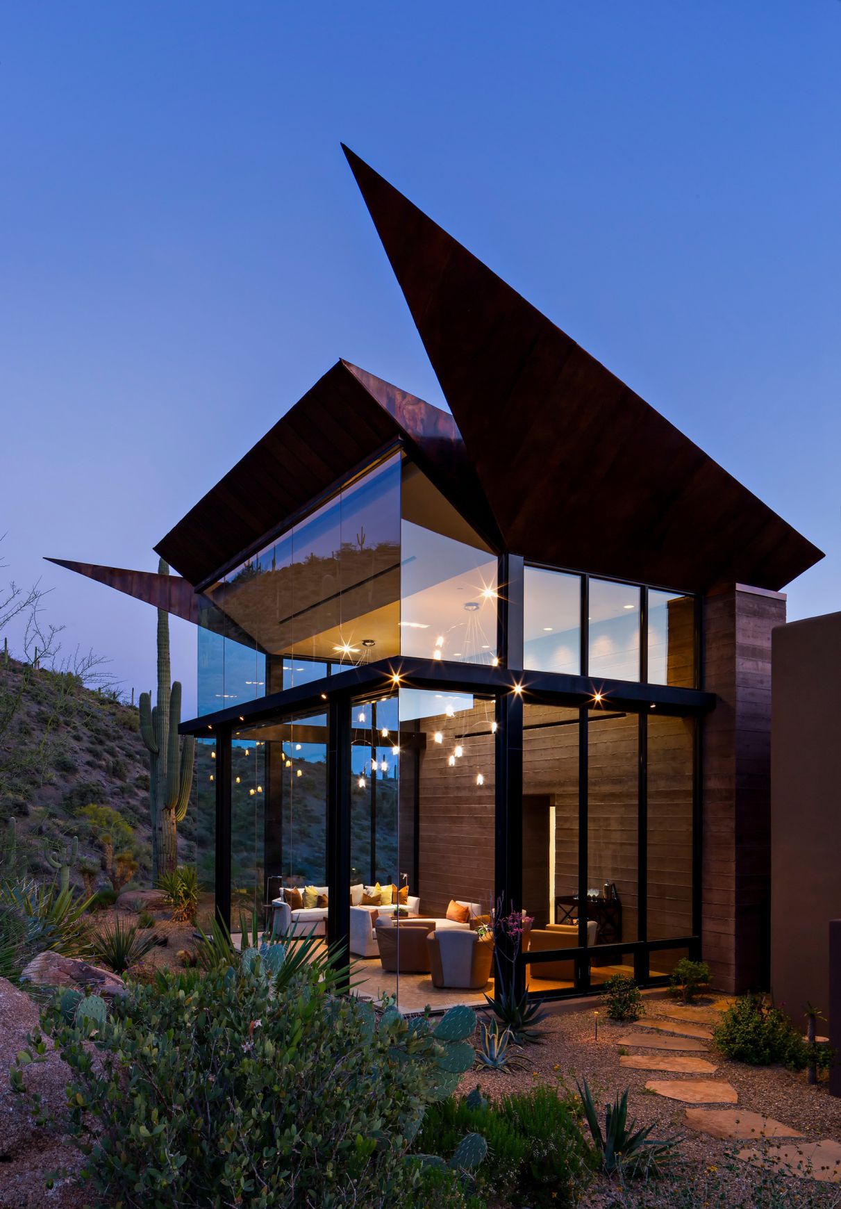 Hawks-Nest-Contemporary-Home-in-Arizona-by-Shelby-Wilson-4